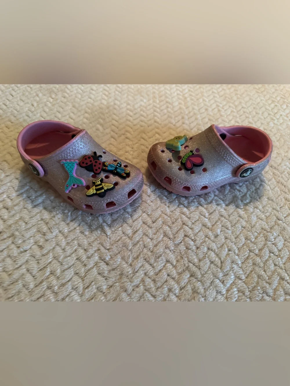 CROCS Kids‎ Sparkle Pink Clog Shoes with Bug Charms Size 7
